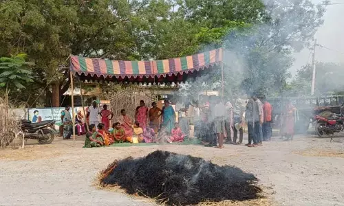 డబల్ బెడ్ రూమ్ ఇండ్ల అవకతవకల పై గ్రామస్తుల ఆందోళన..