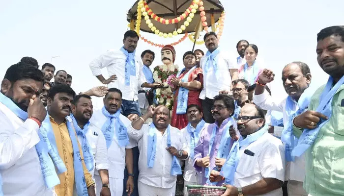 సర్వాయి పాపన్న ఆశయ సాధకుడు కేసీఆర్.. మంత్రి గంగుల కమలాకర్ సర్వాయి పాపన్న ఆశయ సాధకుడు కేసీఆర్.. మంత్రి గంగుల కమలాకర్
