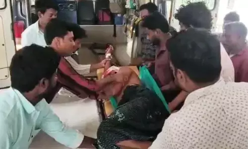 కుటుంబంపై కత్తులతో దాడి.. ఒకరి పరిస్థితి విషమం