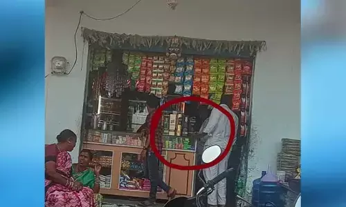 నల్లపోచమ్మ ఆలయం వద్ద ఏరులై పారుతున్న మద్యం..
