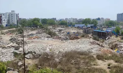 ప్రభుత్వ భూమి కబ్జా.. అమాయకులకు అంటగట్టి సొమ్ము చేసుకుంటున్న కబ్జాదారులు