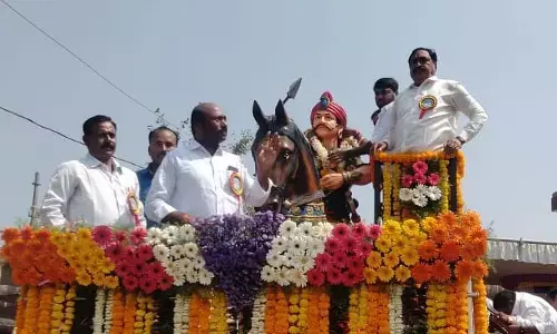 సర్దార్ సర్వాయి పాపన్న విగ్రహాన్ని ఆవిష్కరించిన మంత్రి ఎర్రబెల్లి..