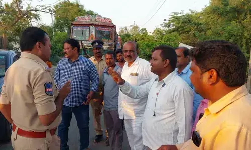 మట్టి తరలిస్తున్న టిప్పర్లు, లారీలను అడ్డుకున్న సిర్సపల్లి గ్రామస్తులు..