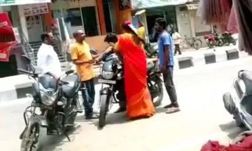 యువ‌కుల‌పై చెప్పుతో మ‌హిళ దాడి..