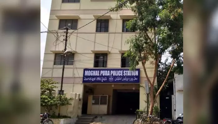 పాతబస్తీలో దారుణం.. మైలార్దేవ్ పల్లి పోలీసులపై దాడి పాతబస్తీలో దారుణం.. మైలార్దేవ్ పల్లి పోలీసులపై దాడి