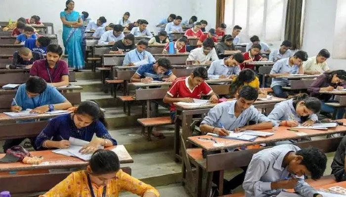 Tenth Exams.. 5 నిమిషాలు ఆసల్యమైనా అనుమతించిన అధికారులు Tenth Exams.. 5 నిమిషాలు ఆసల్యమైనా అనుమతించిన అధికారులు