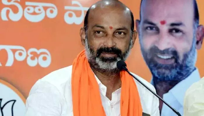 తెలంగాణలో లీకేజీల జాతర నడుస్తోంది: బండి సంజయ్ తెలంగాణలో లీకేజీల జాతర నడుస్తోంది: బండి సంజయ్