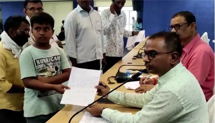 ప్రజావాణిలో 6వ తరగతి విద్యార్థి ఫిర్యాదు ప్రజావాణిలో 6వ తరగతి విద్యార్థి ఫిర్యాదు
