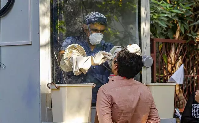 ఒమిక్రాన్ వ్యాప్తిపై ఆందోళన వద్దంటున్న కేంద్ర ఆరోగ్య మంత్రి ఒమిక్రాన్ వ్యాప్తిపై ఆందోళన వద్దంటున్న కేంద్ర ఆరోగ్య మంత్రి