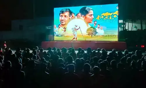 ‘బలగం’ సినిమా చూస్తూ.. కన్నీరుమున్నీరైన మునిపంపుల