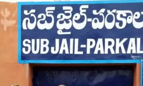 పరకాల జైలు అధికారులకు కోలుకోలేని షాకిచ్చిన ఖైదీ..