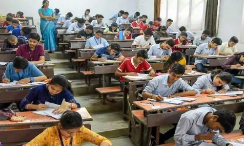 Tenth Exams.. 5 నిమిషాలు ఆసల్యమైనా అనుమతించిన అధికారులు