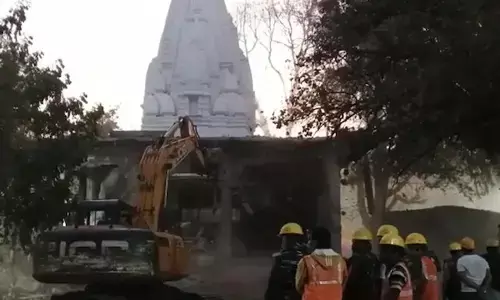 ఇండోర్ ఆలయంలో అక్రమ కట్టడాల కూల్చివేత