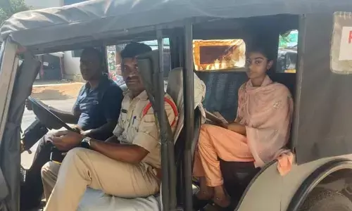 ఆందోళన పడుతున్న విద్యార్థిని.. పరీక్షా కేంద్రానికి చేర్చిన పోలీసులు