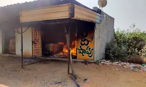 Ap News: ప్రభుత్వ మద్యం దుకాణం దగ్ధం.. ఘటనపై అనుమానాలు