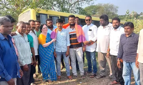 అదుపుతప్పిన స్కూల్ బస్సు.. డ్రైవర్ పై కేసు నమోదు