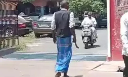 Nellore: కలెక్టరేట్‌ వద్ద కత్తితో హల్‌చల్‌