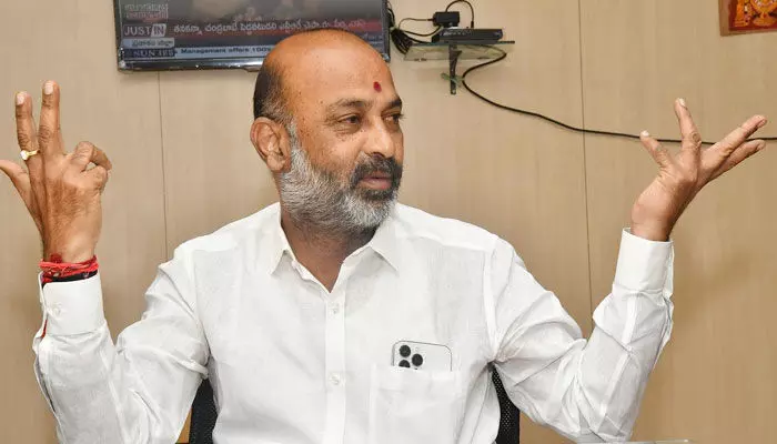 KCR సర్కార్లో ప్రశ్నాపత్రాల లీకేజీ కామన్ అయిపోయింది: బండి సంజయ్ KCR సర్కార్లో ప్రశ్నాపత్రాల లీకేజీ కామన్ అయిపోయింది: బండి సంజయ్