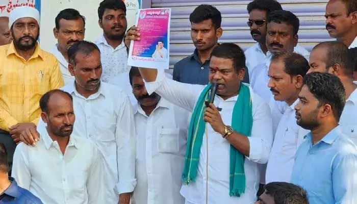 కన్న తండ్రికే తిండిపెట్టనోడు మిమ్మల్ని ఉద్దరిస్తాడా..జీవన్ రెడ్డి కన్న తండ్రికే తిండిపెట్టనోడు మిమ్మల్ని ఉద్దరిస్తాడా..జీవన్ రెడ్డి