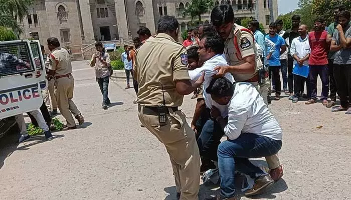 ఓయూలో కేసీఆర్ దిష్టిబొమ్మతో శవయాత్ర.. పలువురు అరెస్టు.. ఓయూలో కేసీఆర్ దిష్టిబొమ్మతో శవయాత్ర.. పలువురు అరెస్టు..