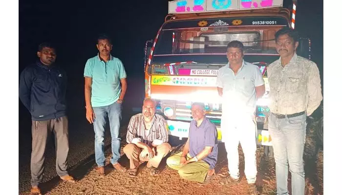 భారీగా నల్లబెల్లం తరలిస్తున్న వ్యాన్ సీజ్.. నలుగురిపై కేసు నమోదు.. భారీగా నల్లబెల్లం తరలిస్తున్న వ్యాన్ సీజ్.. నలుగురిపై కేసు నమోదు..