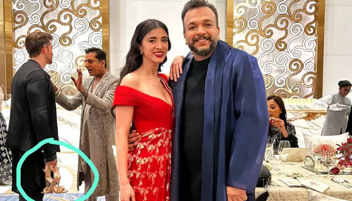 ప్రియురాలి చెప్పులు మోసిన హృతిక్ రోషన్..ఫోటోస్ వైరల్.. ప్రియురాలి చెప్పులు మోసిన హృతిక్ రోషన్..ఫోటోస్ వైరల్..
