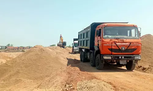 అధికార పార్టీ అండతో రెచ్చిపోతున్న ఇసుక గ్యాంగ్