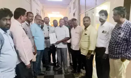 జర్నలిస్టులకు కొత్త అక్రిడేషన్ కార్డులివ్వాలి