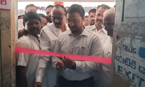 కంటి వెలుగు కేంద్రాన్ని ప్రారంభించిన కలెక్టర్..