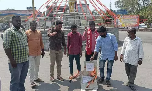 విద్యార్థులు, నిరుద్యోగుల జీవితాలతో రాష్ట్ర ప్రభుత్వం చెలగాటమాడుతోంది..