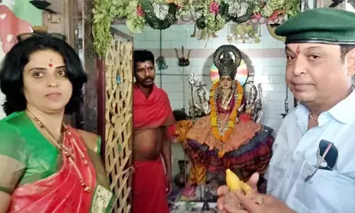 విజయ నిర్మల స్వగ్రామంలో.. పవిత్ర, నరేష్ ప్రత్యేక పూజలు