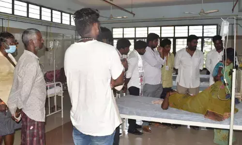 ఏపీలో దారుణం.. అప్పు తిరిగివ్వలేదని మహిళను వివస్త్రను చేసి దాడి