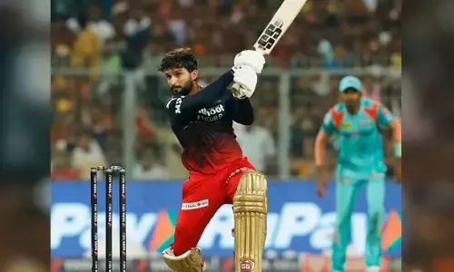 ఆర్సీబీకి బిగ్ షాక్.. టీమ్ కు స్టార్ బ్యాటర్ దూరం