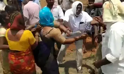 భూమి వివాదంలో ఇరు వ‌ర్గాల మ‌ధ్య ఘ‌ర్షణ‌..