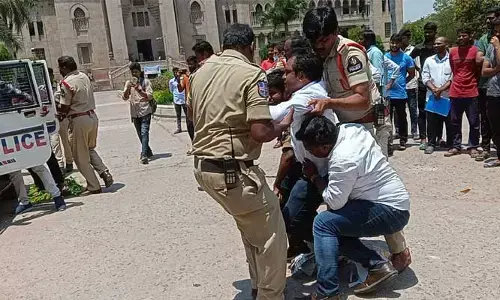 ఓయూలో కేసీఆర్ దిష్టిబొమ్మతో శవయాత్ర.. పలువురు అరెస్టు..