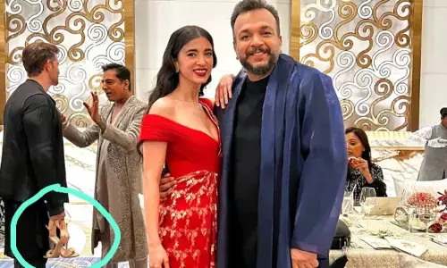 ప్రియురాలి చెప్పులు మోసిన హృతిక్ రోషన్..ఫోటోస్ వైరల్..