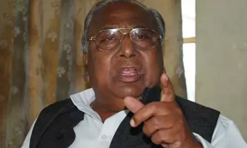 పోలీస్ స్టేషన్⁬లో కింద పడుకొని కాంగ్రెస్ నేత వీహెచ్ నిరసన