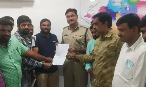 ప్రశాంత్‌పై చ‌ర్యల‌కు పున‌రాలోచించాలి: జ‌ర్నలిస్టులు