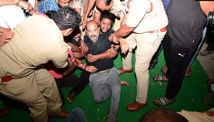 బండి సంజయ్ని అర్ధరాత్రి ఎంత దారుణంగా అరెస్ట్ చేశారో చూడండి (వీడియో) బండి సంజయ్ని అర్ధరాత్రి ఎంత దారుణంగా అరెస్ట్ చేశారో చూడండి (వీడియో)