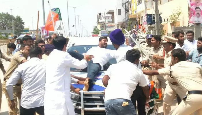 జనగామలో ఉద్రిక్తత.. పోలీసుల లాఠీ చార్జ్ జనగామలో ఉద్రిక్తత.. పోలీసుల లాఠీ చార్జ్
