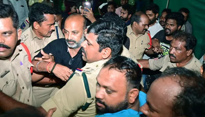 Bandi Sanjay Arrested: వందకు పైగా కాల్స్ మాట్లాడినట్లు గుర్తించిన పోలీసులు