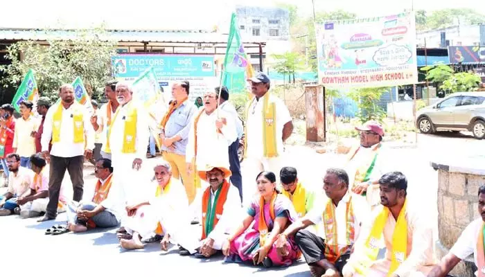 బండి సంజయ్ అరెస్ట్ ను నిరసిస్తూ రాస్తారోకో.. బండి సంజయ్ అరెస్ట్ ను నిరసిస్తూ రాస్తారోకో..