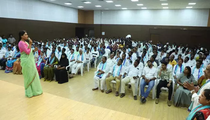 ప్చ్.. నిరుద్యోగ ముఖాముఖిలో నిరుద్యోగులెక్కడ! ప్చ్.. నిరుద్యోగ ముఖాముఖిలో నిరుద్యోగులెక్కడ!