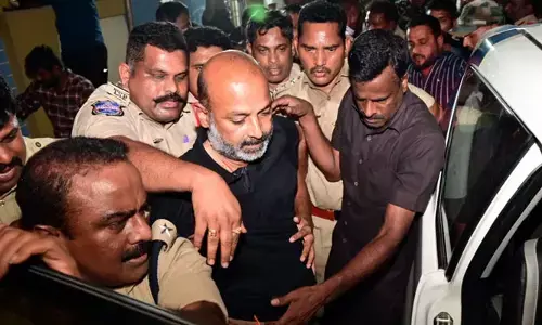 బ్రేకింగ్ : బండి సంజయ్ అరెస్ట్ (వీడియో)