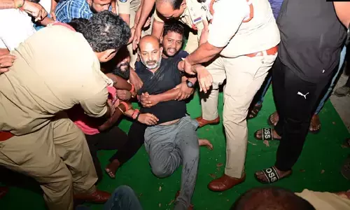 బండి సంజయ్‌ని అర్ధరాత్రి ఎంత దారుణంగా అరెస్ట్ చేశారో చూడండి (వీడియో)