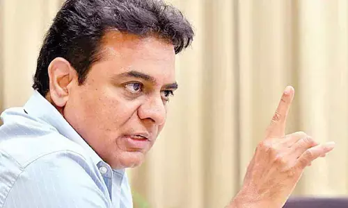 పిచ్చోని చేతిలో పార్టీ ఉంటే ప్రజాస్వామ్యానికే ప్రమాదం..!  : KTR