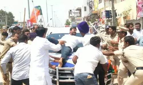 జనగామలో ఉద్రిక్తత.. పోలీసుల  లాఠీ చార్జ్