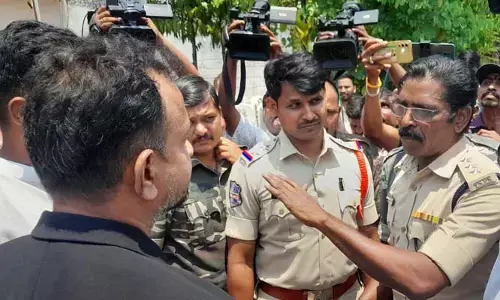 హన్మకొండ అదాలత్ వద్ద ఉద్రిక్తత.. ఇరు పార్టీల నాయకుల పోటాపోటీ నినాదాలు