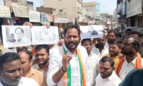 కోరుట్లలో రాష్ట్ర ప్రభుత్వ దిష్టి బొమ్మ దహనం