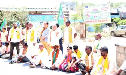 బండి సంజయ్ అరెస్ట్ ను నిరసిస్తూ రాస్తారోకో..